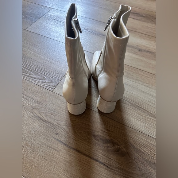 Dolce Vita Petya Ivory Stella Leather Ankle Boots - Picture 12 of 12